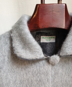 Cappa in lana grigio con rifiniture in alcantara