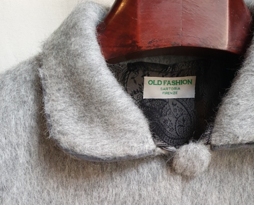 Cappa in lana grigio con rifiniture in alcantara