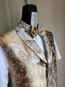 Gilet in gobelin oro e argento con papillon