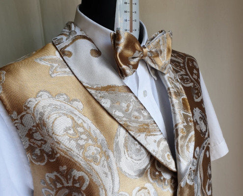 Gilet in gobelin oro e argento con papillon