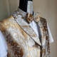Gilet in gobelin oro e argento con papillon
